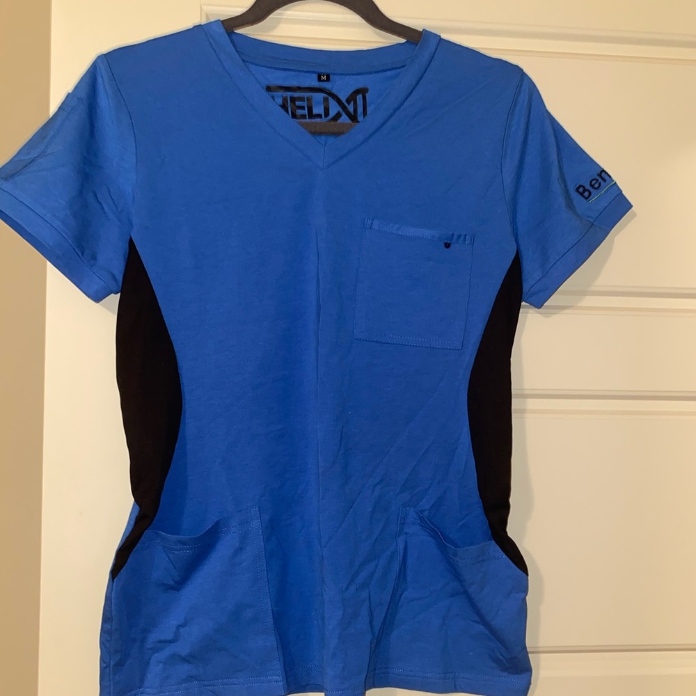 Scrub top never worn (BENEFIT)